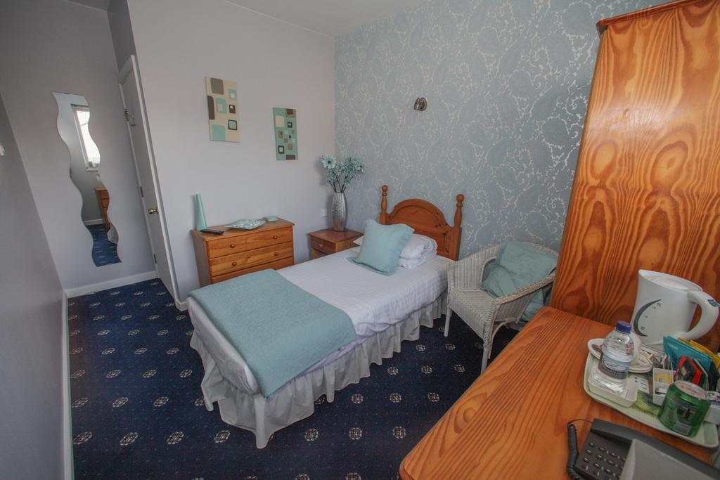 Tower House Executive Guest House ポンテフラクト エクステリア 写真