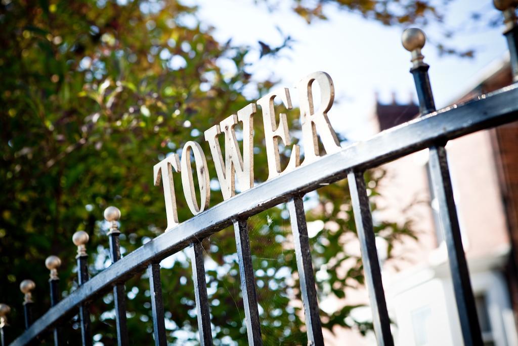 Tower House Executive Guest House ポンテフラクト エクステリア 写真