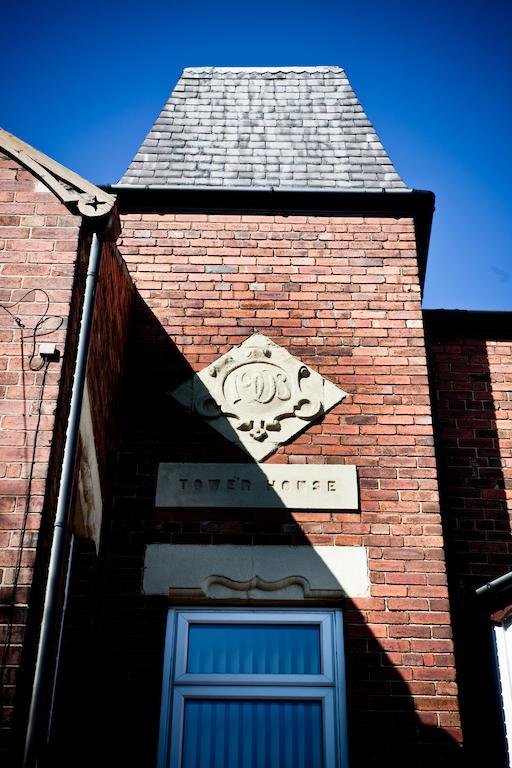 Tower House Executive Guest House ポンテフラクト エクステリア 写真