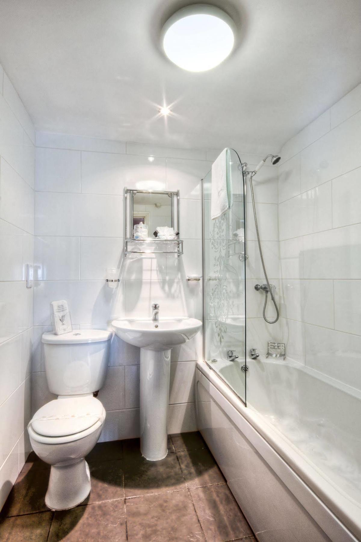 Tower House Executive Guest House ポンテフラクト エクステリア 写真