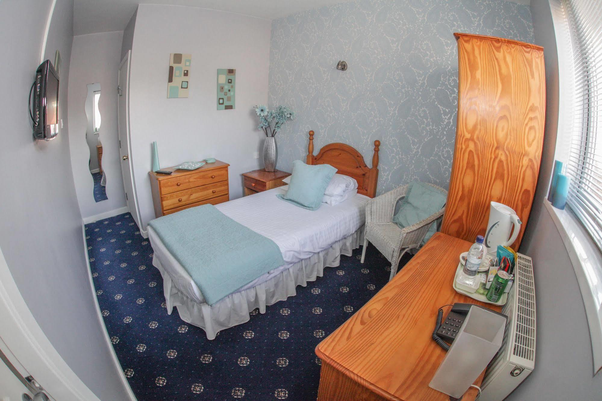 Tower House Executive Guest House ポンテフラクト エクステリア 写真